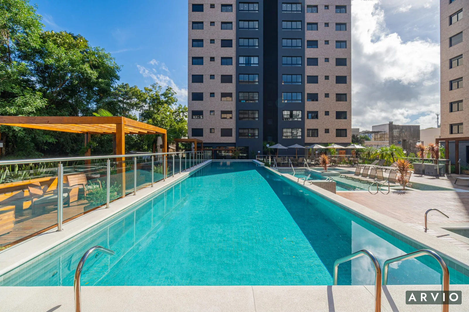 Piscina com raia e deck