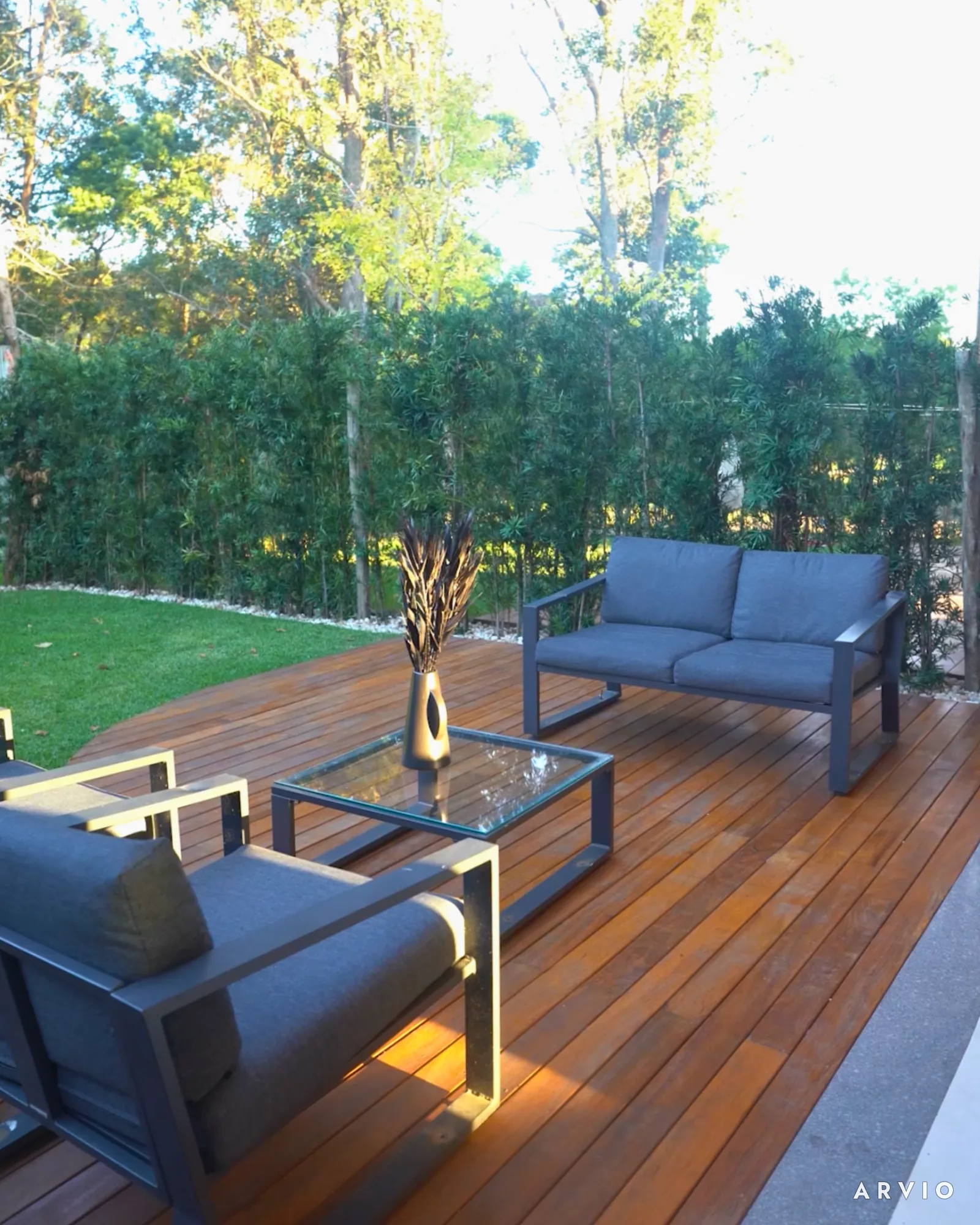 Pátio com deck e área de estar em casa decorada de outra unidade.