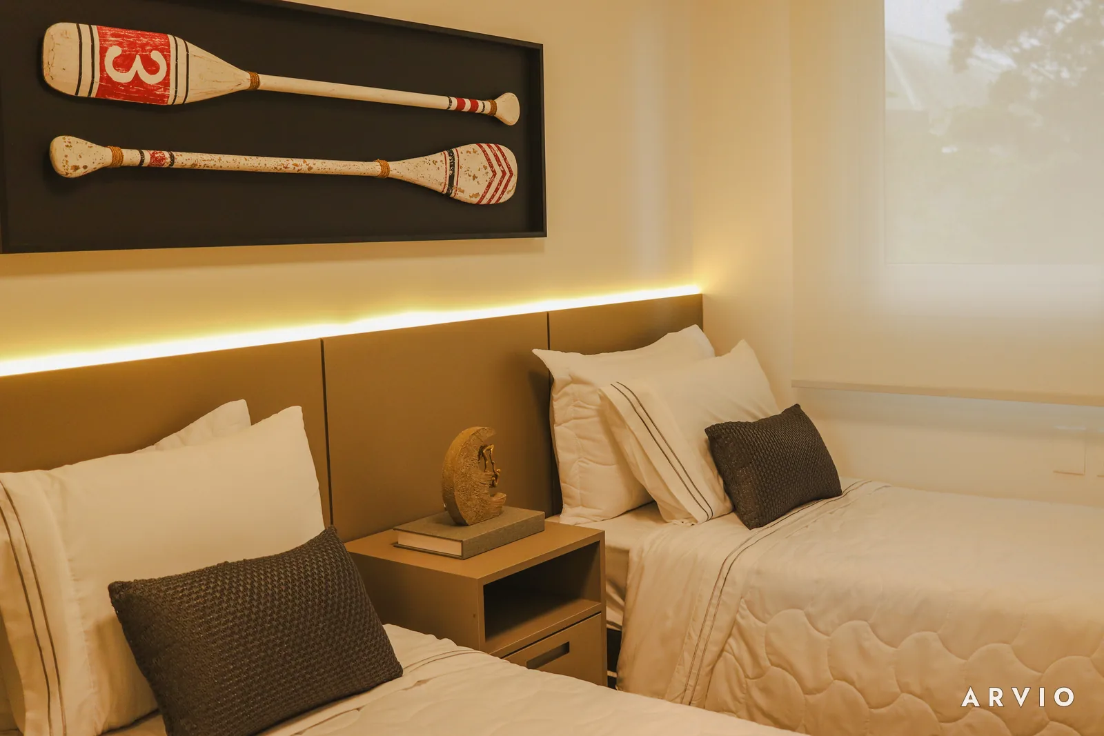 Quarto com duas camas em casa decorada de outra unidade.