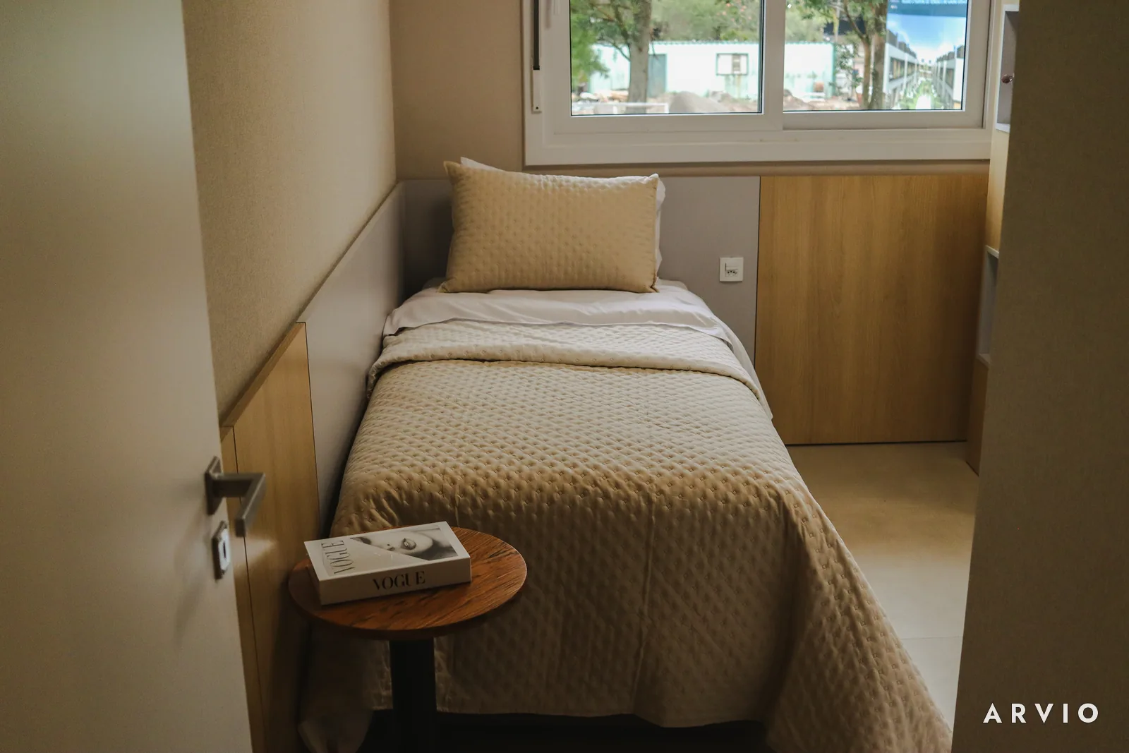 Quarto com cama de solteiro em casa decorada de outra unidade.