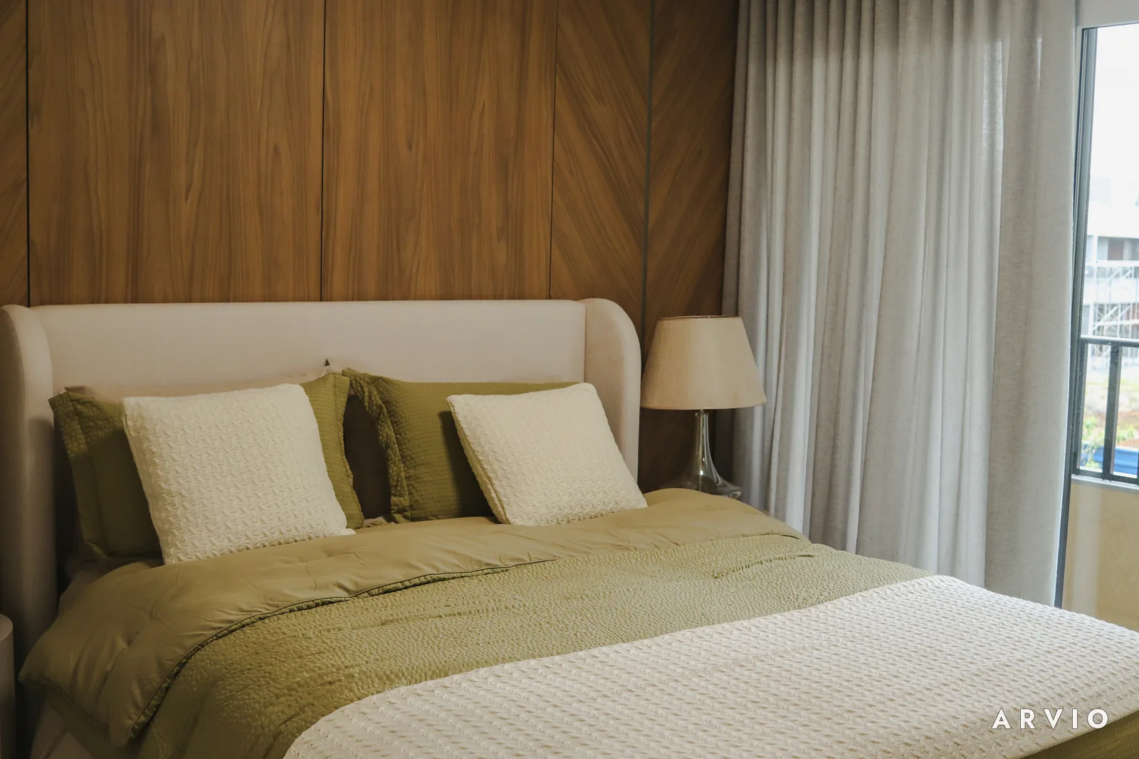 Quarto de casal em casa decorada de outra unidade.